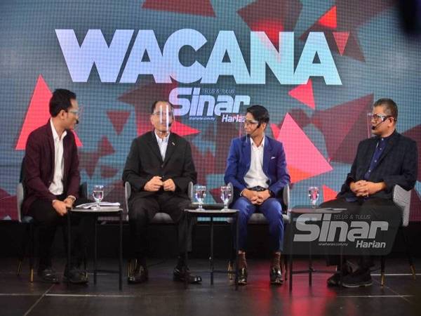 Wacana siri ke-242 membincangkan topik Intergriti Anak Muda Penyelamat UMNO dari kiri Ismail Adnan selaku Moderator, para panelis Presiden Persatuan Pemeriksa Fraud Bertauliah Malaysia, Datuk Seri Akhbar Satar (dua kanan); Exco Pemuda UMNO, Farhan Khairuddin; Penulis Buku Rasuah Politik, Profesor Madya Dr Ishak Suliaman (kanan) yang berlangsung di Studio Sinar Harian, Seksyen 15, Shah Alam - Foto Sinar Harian ASRIL ASWANDI SHUKOR.