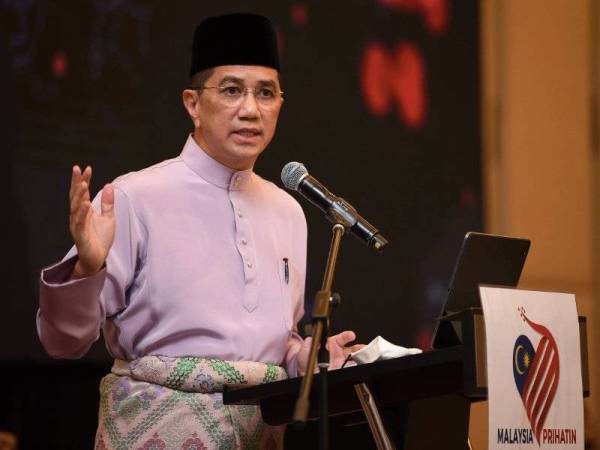 Mohamed Azmin menyampaikan ucapan pada Program Rapat Malaysia Prihatin Peringkat Negeri Selangor, hari ini. - Foto Bernama