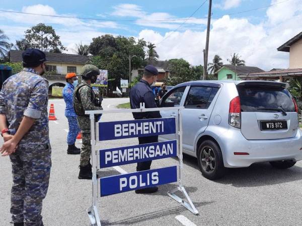 Polis Kuantan bersama beberapa agensi lain menjalankan kawalan pencegahan di laluan keluar masuk Taman Guru, pada Jumaat