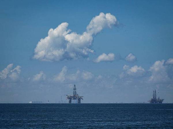 Keadaan semasa yang dirakamkan di kawasan perairan industri minyak dan gas Laut China Selatan, kelihatan pembentukan awan rendah stratokumulus dengan keadaan air laut yang agak tenang, di pantai Pulau Enoe Labuan hari ini.