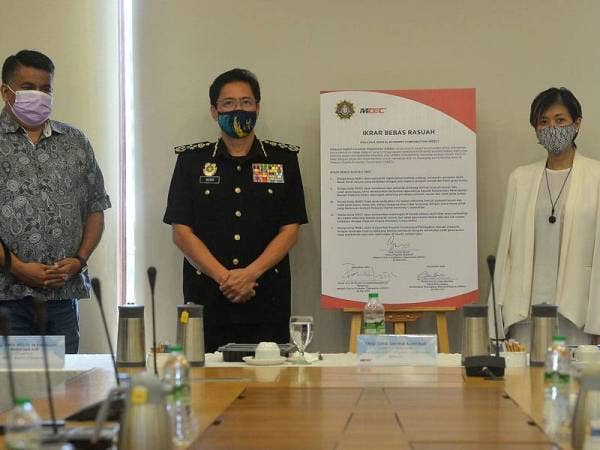 Surina (kanan) bersama Azam (tengah) dan Rais pada Majlis Melafaz dan Menandatangani Ikrar Bebas Rasuah MDEC di Ibu Pejabat MDEC, Cyberjaya pada Jumaat. - Foto Bernama