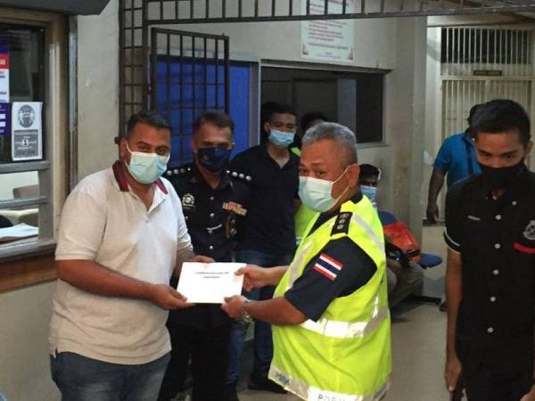 Mohd Said (dua dari kanan) menyampaikan sumbangan kepada waris keluarga pada Jumaat.