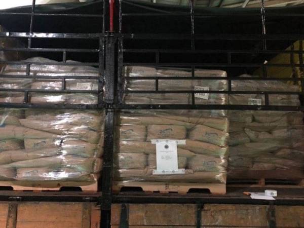 'Trucal milk calcium' yang dianggarkan bernilai RM197,400 yang berjaya dirampas pihak Maqis di laluan kargo import Maqis Bangunan Sultan Iskandar, petang Khamis. - Foto: Ihsan Maqis