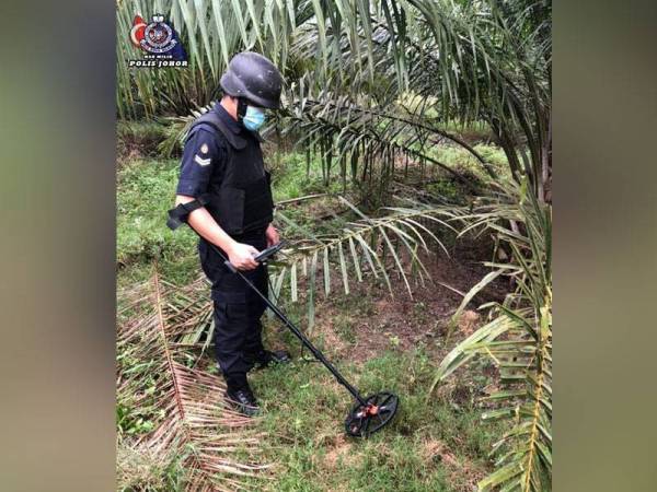 Polis menggunakan alat untuk mengesan bom lama yang mungkin tertanam di kawasan Ladang United Melaka Berhad di Batu Anam, Segamat pada pagi Jumaat. Foto ihsan PDRM