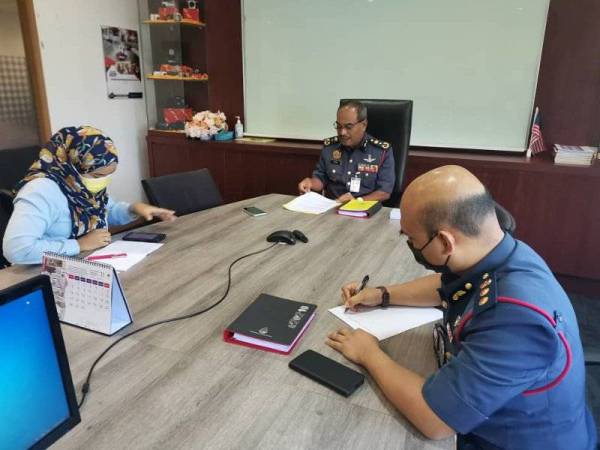 Ahmad Izham (tengah) sewaktu ditemu bual oleh wartawan Sinar Harian di pejabatnya di Putrajaya pada Jumaat.