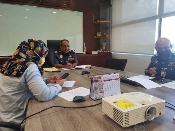 Ahmad Izham (tengah) sewaktu ditemu bual oleh wartawan Sinar Harian di pejabatnya di Putrajaya pada Jumaat.