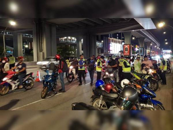 Operasi Bersepadu di Jalan Cheras berhampiran Stesen MRT Taman Mutiara, Cheras, Kuala Lumpur pada Jumaat.