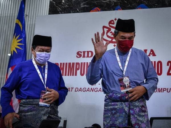 Mohamad melambaikan tangan selepas bercakap pada sidang media pada acara perasmian serentak Persidangan Wanita, Pemuda dan Puteri UMNO di Dewan Merdeka, Pusat Dagangan Dunia Kuala Lumpur hari ini. - Foto Bernama