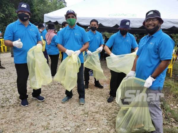 Andansura (dua kiri) dan Mohd Sani (kiri) turut sama menyertai program gotong-royong membersihkàn Sungai Balok pada Program Denai Sungai Kebangsaan 2021 Peringkat Negeri Pahang sempena Hari Air Sedunia di Sungai Balok, Kampung Tebing Tinggi di sini pada Sabtu.