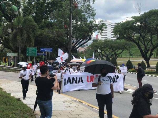 Polis menjalankan siasatan berkenaan penganjuran himpunan berkaitan undi 18 di Jalan Parlimen, Kuala Lumpur pada Sabtu.