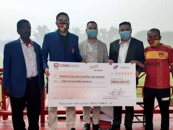 Tengku Amir (dua kiri) bersama replika cek yang disampaikan Seng Huat dan Faizal pada Sabtu. Foto: FB Mohd Faizal Wahid