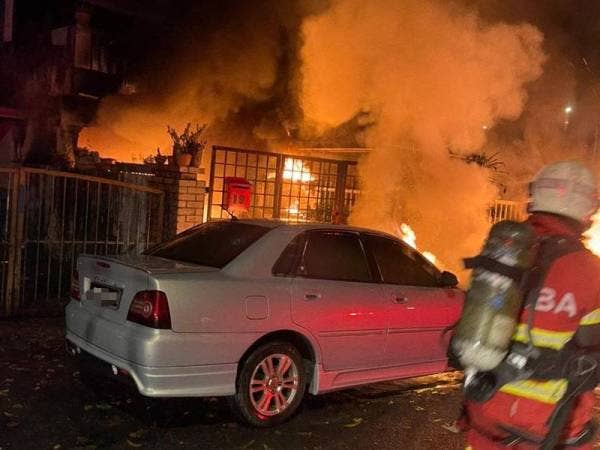 Pasukan Bomba memadam kebakaran membabitkan sebuah rumah teres tiga tingkat di Taman Seri Muda di sini pada Ahad.