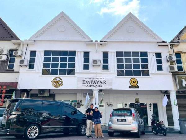 Qairy dan isterinya, Aily Aainaa Aisha Mohd Ali, 35, di hadapan pejabat syarikatnya di Batu Pahat, Johor.