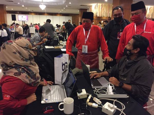 Ahmad (tengah) berbual mesra dengan petugas media ketika membuat lawatan di Laman Media PAU 2020 di WTCKL pada Ahad.