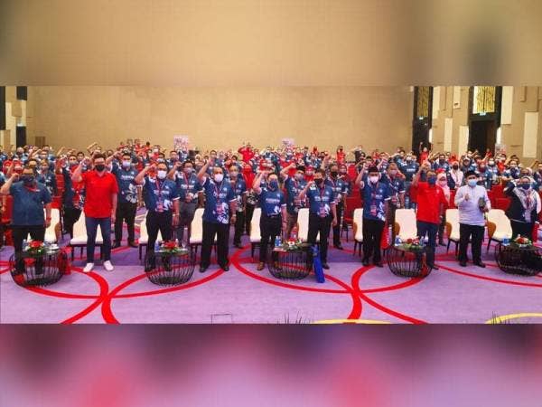 Wan Saiful (Depan: enam dari kanan) bergambar bersama ahli Bersatu pada Dialog Penerangan Bersatu Malaysia di Wyndham Acmar, Klang pada Ahad.