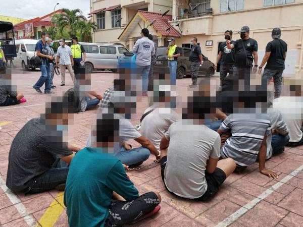 Warga asing yang membanjiri pekan bharu diperiksa dalam Operasi Bersepadu.