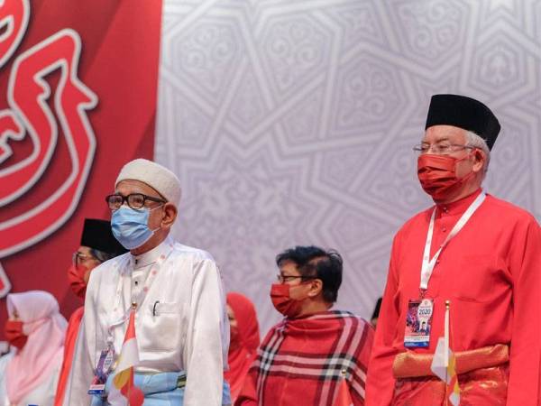 Abdul Hadi (tengah) bersama Datuk Seri Najib Abdul Razak ketika hadir pada PAU 2020 di WTCKL pada Ahad.