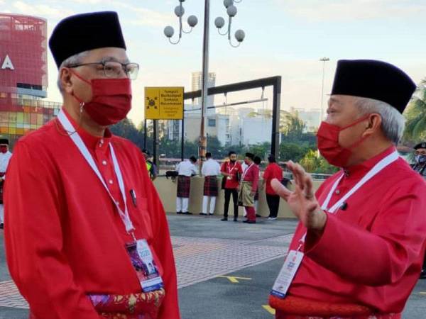 Bung Moktar bersama Naib Presiden UMNO, Datuk Seri Ismail Sabri Yaakob ketika hadir ke PAU di Dewan Merdeka, Pusat Dagangan Dunia Putra (PWTC), Kuala Lumpur.