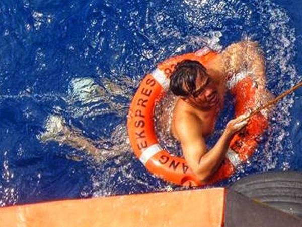 Hoang Em ditemui oleh sebuah kapal Express 93 dalam keadaan sedar dan berpaut pada pelampung.