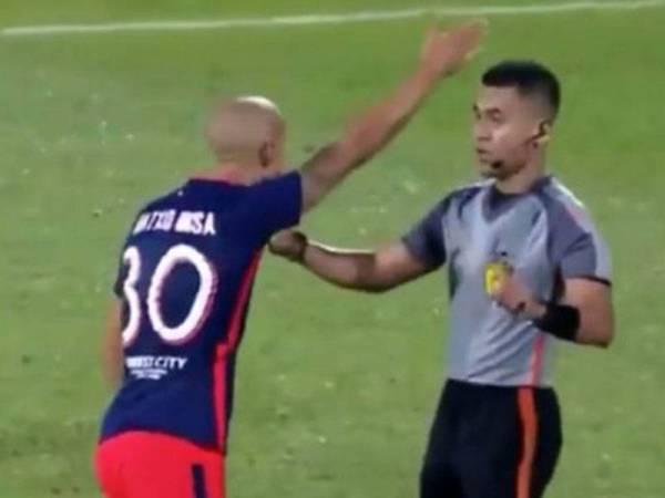 Insa bertelagah dengan pengadil perlawanan ketika aksi Liga Super di Stadium Perak pada 21 Mac lalu.