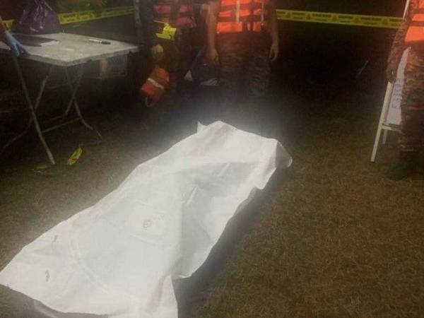 Mayat pesara, tentera, Juhairohafizan Juhari, 35, iaitu mangsa lemas ketiga yang ditemui jam 2.50 pagi, Isnin di Pulau Kambing, Pantai Kandis, Bachok.