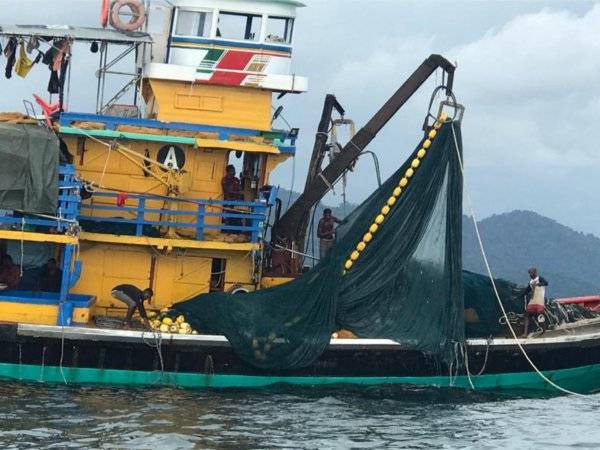 Maritim Malaysia menahan bot yang disyaki melanggar syarat sah lesen di perairan Pulau Pangkor pada Jumaat. - Foto Ihsan Maritim Malaysia Perak