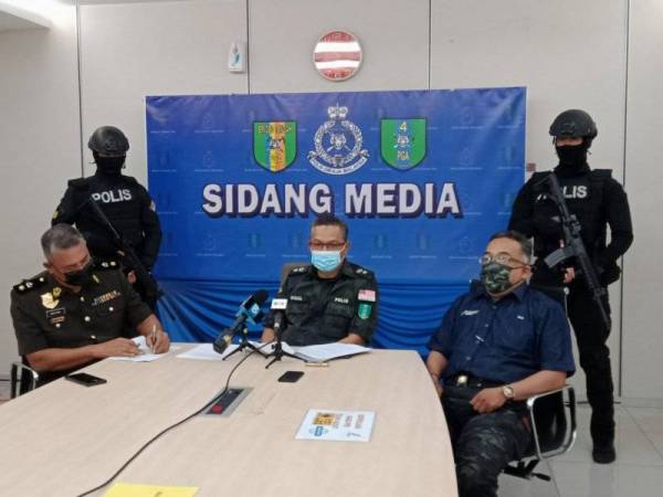 Rizal Mohamed ketika sidang akhbar di Gudang Padiberas Nasional Berhad (Bernas) di Pelabuhan Klang di sini pada Isnin.