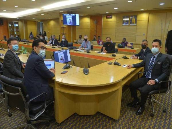 Chester (kanan) ketika mempengerusikan taklimat keselamatan bersama pengendali helikopter di bilik mesyuarat CAAM, Putrajaya pada Isnin. Foto Bernama