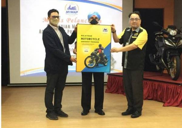 Mohd Sharulnizam (kiri), Suret Singh dan Khairil Anwar ketika pelancaran MyMAP di Kajang pada Isnin. 