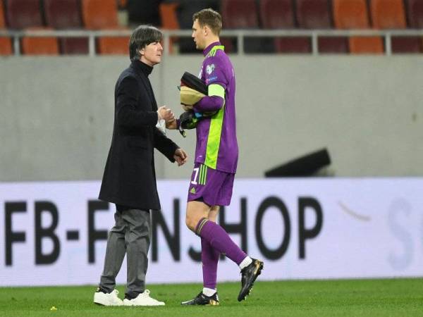 Loew (kiri) bersalam dengan Neuer selepas berakhirnya perlawanan menentang Romania di Bucharest. Foto: AFP