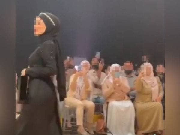 Rakaman video pertunjukan fesyen yang berlangsung di Petaling Jaya pada Rabu lalu didakwa melanggar SOP sehingga tular di media sosial.