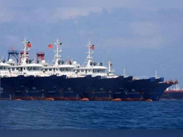 Gambar tidak bertarikh menunjukkan kapal-kapal maritim milik China di Terumbu Karang Whitsun dekat Palawan, Filipina di Laut China Selatan. Foto AFP