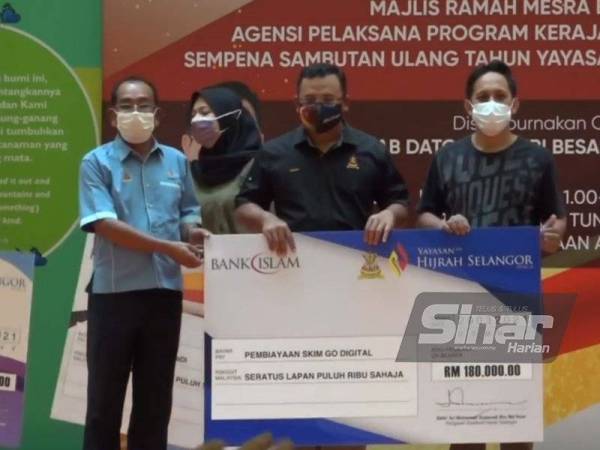 Dari kiri: Mohamad Suparadi, Amirudin dan Rodziah (kanan) menyerahkan simbolik mock-up check Skim Pembiayaan Go Digital.