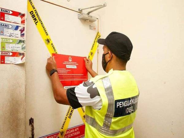 Anggota penguatkuasa DBKL menutup premis yang menawarkan khidmat seks sejenis di Cheras, Kuala Lumpur pada Isnin. - Foto DBKL
