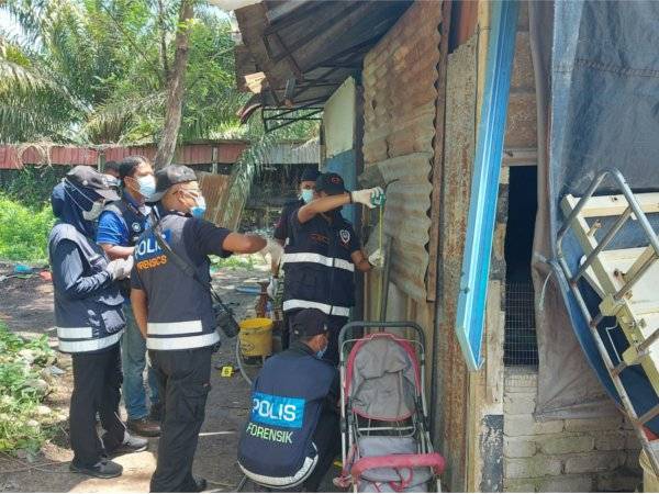 Pegawai Forensik IPK Perak menjalankan siasatan di lokasi kejadian.