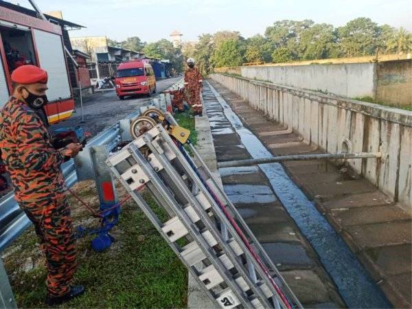 Keadaan longkang besar sedalam tiga meter. - Foto ihsan bomba