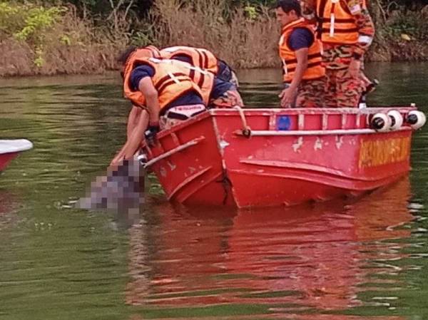 Mayat mangsa ditemukan terapung di tengah tasik pada jam 7.10 pagi Selasa.