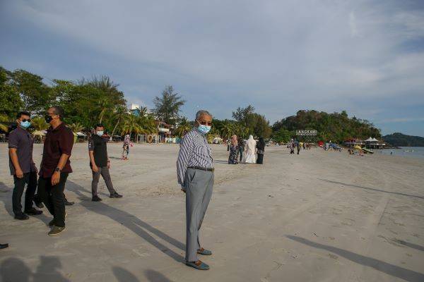 Dr Mahathir ketika mengadakan sesi 'walkabout' di Pantai Chenang, Langkawi pada Selasa.