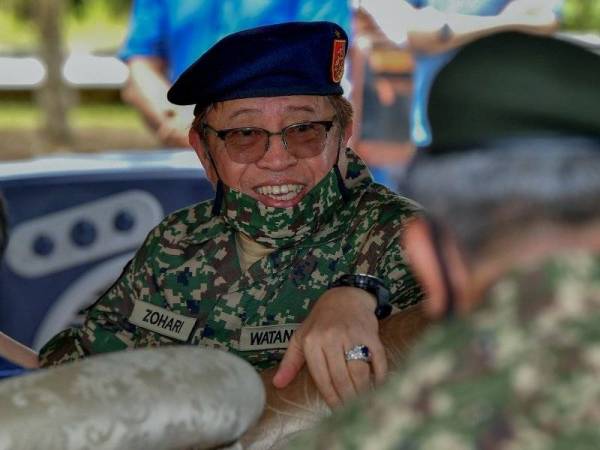 Abang Johari ketika menghadiri taklimat oleh pelbagai agensi di Kompleks Imigresen, Kastam, Kuarantin dan Keselamatan (ICQS) Lubok Antu/Nanga Badau hari ini. - Foto Bernama