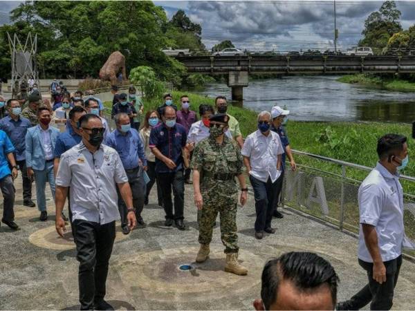 Abang Johari meninjau Projek Rakyat Waterfront Lubok Antu, hari ini. - Foto Bernama