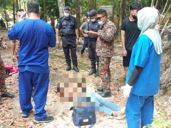 Mangsa dibawa ke Hospital Machang untuk tindakan lanjut. - Foto ihsan pembaca