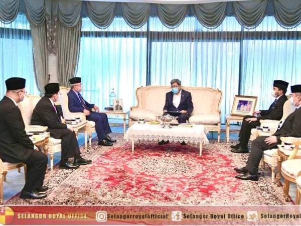 Sultan Sharafuddin (tengah) mengadakan pertemuan dengan Dr Adham (tiga dari kiri) di Istana Bukit Kayangan, Shah Alam.