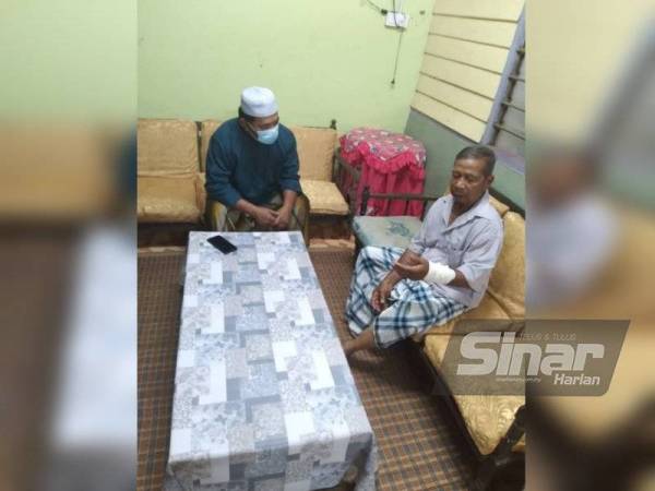 Akop (kanan) ketika menerima kunjungan Exco Kesihatan dan Anti Dadah, Datuk Rahmad Mariman di rumahnya di Kampung Bukit Lintang, di sini pada Selasa.