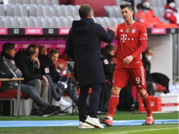 Lewandowski (kanan) diketepikan selama sebulan selepas mengalami kecederaan lutut. - Foto AFP