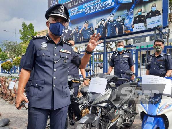 Soffian menunjukkan motosikal yang berjaya ditemui selepas dicuri Geng Langau.