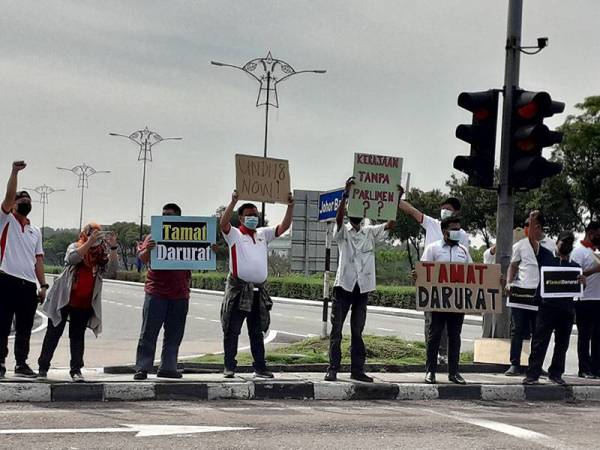 Antara peserta program Flashmob Bantah Darurat, Buka Parlimen di simpang empat Masjid Jamek Pasir Gudang, pada Rabu.