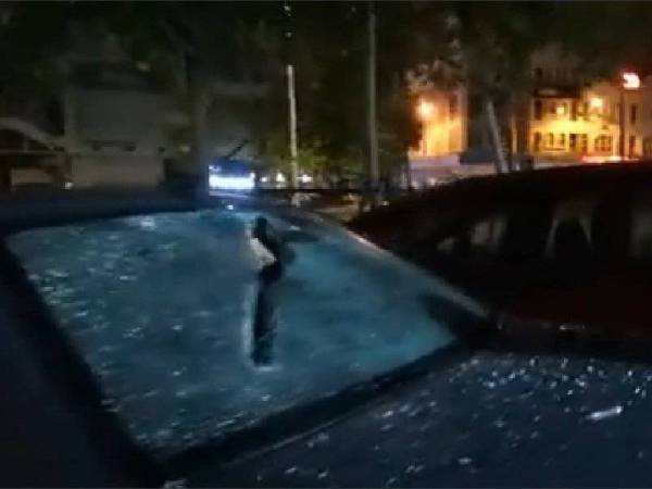 Rakaman mengenai insiden pecah cermin kereta tular di laman sosial.