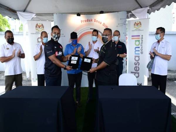 Abd Latiff (tengah) menyaksikan majlis menandatangani memorandum persefahaman antara Ahmad Shah (tiga dari kiri) dan wakil Gig Technology di Shah Alam pada Selasa.