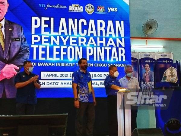 Saarani menyempurnakan majlis Pelancaran Penyerahan Telefon Pintar di bawah Insentif Tuisyen Cikgu Saarani di Dewan Dato Ahmad Hambal, Bota sempena Program Menteri Besar Bersama Rakyat (Mesra) di Daerah Perak Tengah.