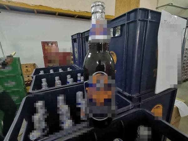 Antara botol arak yang dirampas.